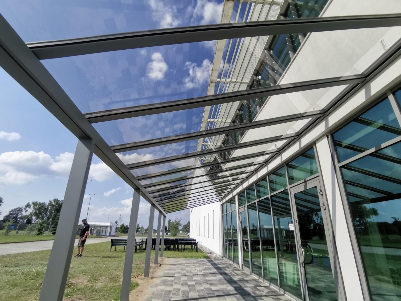 Przestronne szklane zadaszenie tarasu z aluminiową konstrukcją