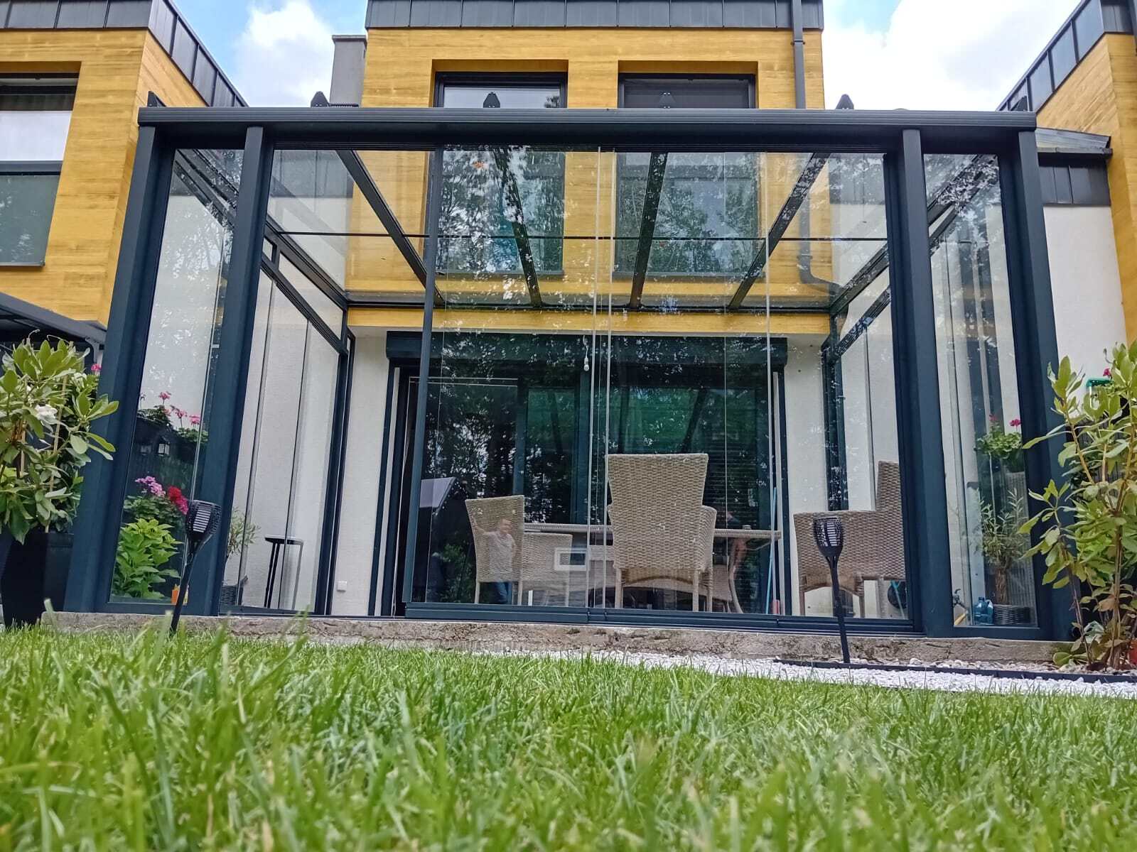 Szklane ściany przesuwne przy domu w zabudowie szeregowej