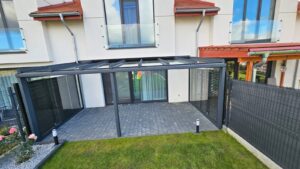 Zadaszenie tarasu szklane z aluminiową konstrukcją – ochrona bez zacieniania