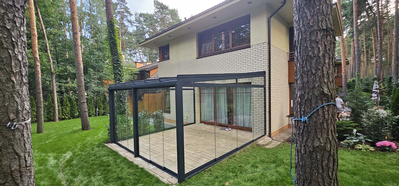 Całoroczna zabudowa tarasu z przesuwnymi szybami i szklanym dachem