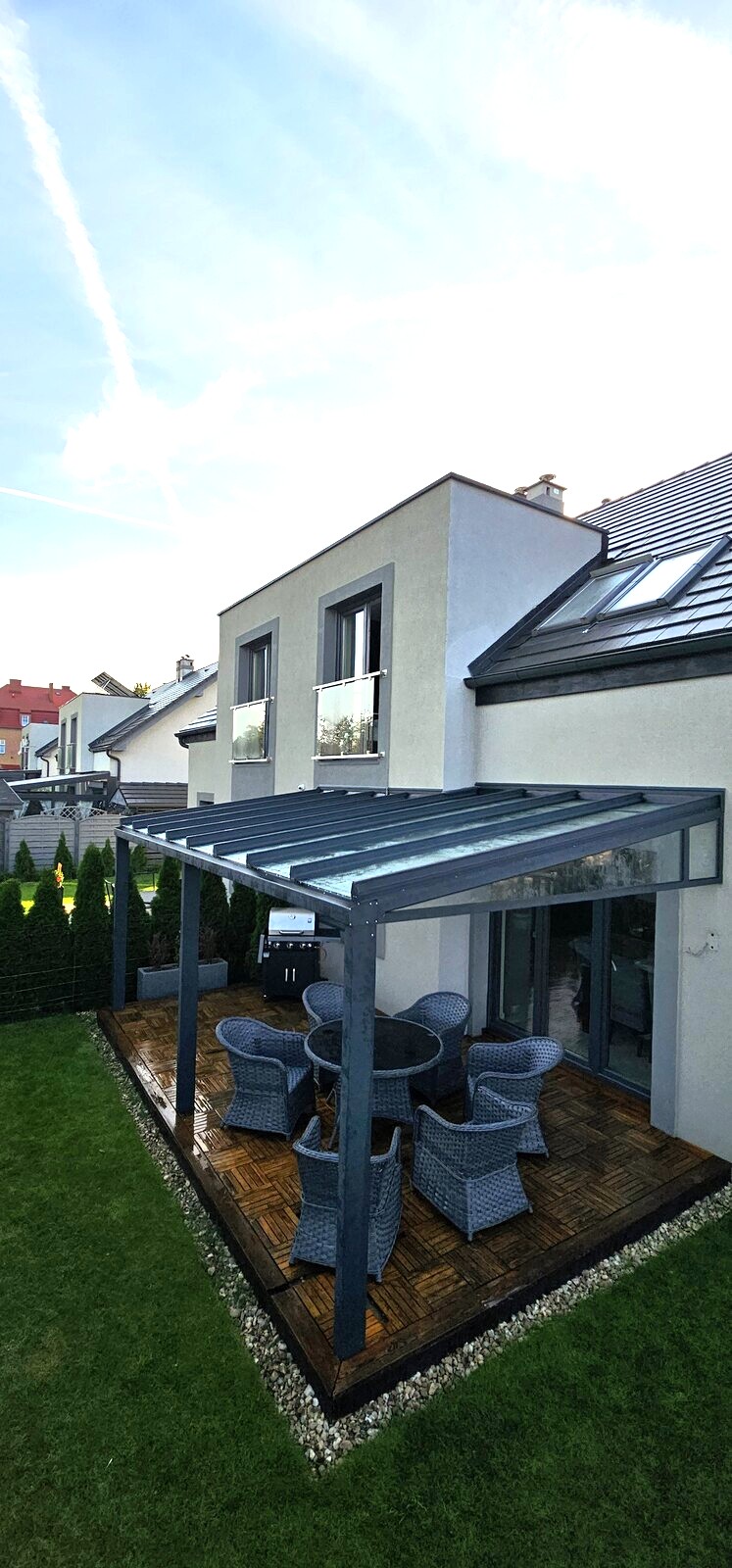 Nowoczesne aluminiowo-szklane zadaszenie tarasu z lekką konstrukcją