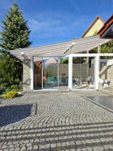 Szklana ściana przesuwna jako nowoczesne rozwiązanie do ogrodu lub tarasu