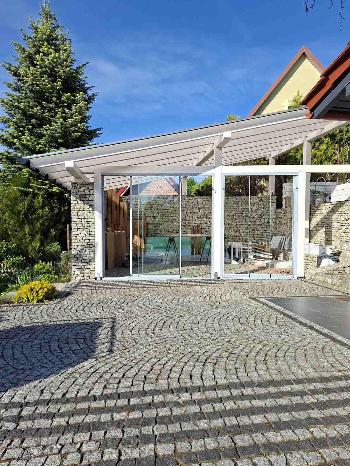 Szklana ściana przesuwna jako nowoczesne rozwiązanie do ogrodu lub tarasu