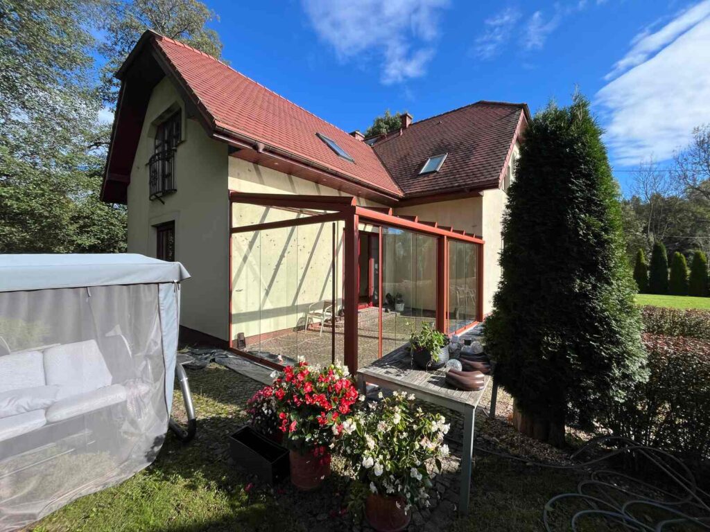 Szklane-sciany-przesuwne-czerwone-profile-dopasowane-do-dachu Szklane ściany przesuwne z czerwonymi profilami dopasowanymi do koloru dachu