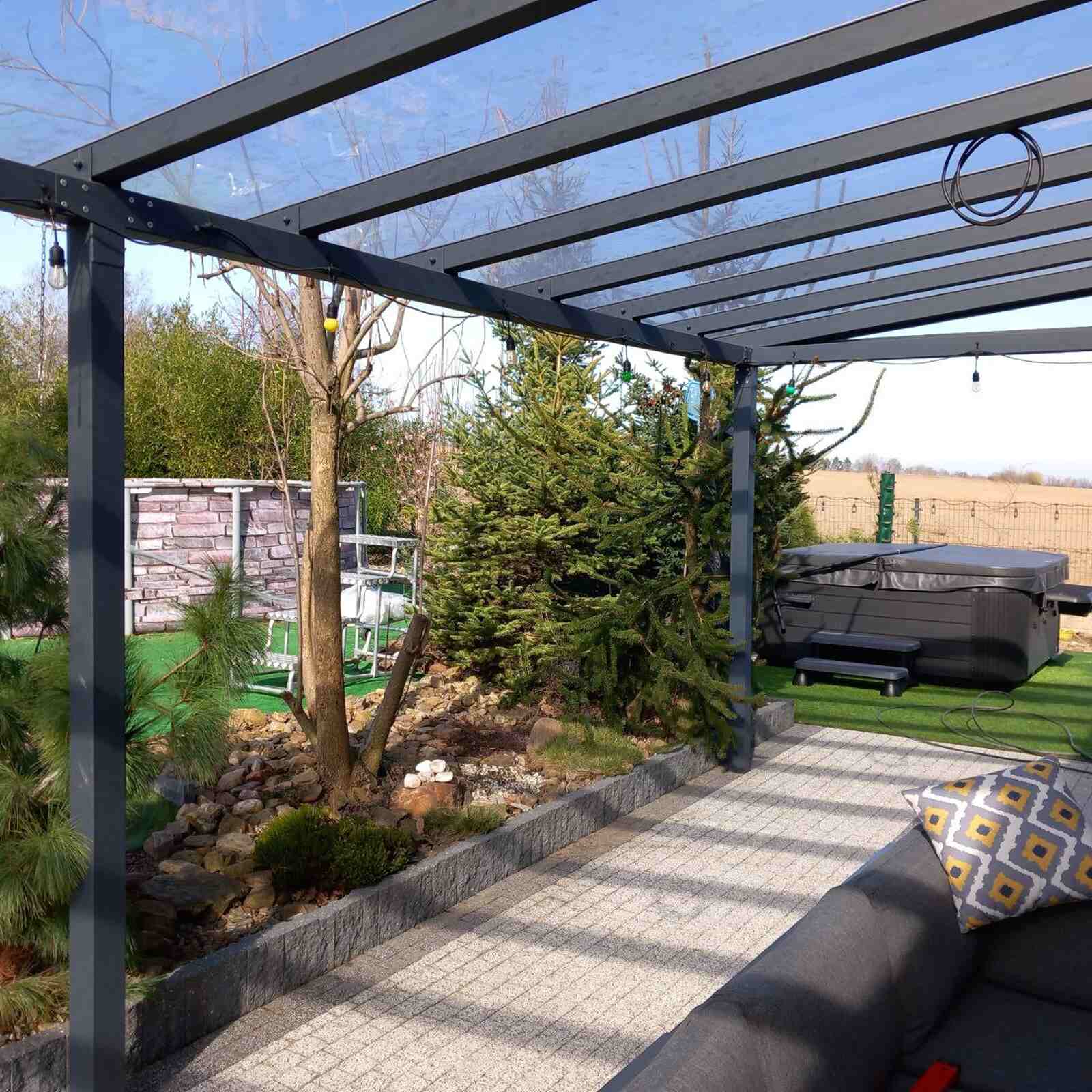 Szklane zadaszenie tarasu z lekką aluminiową konstrukcją