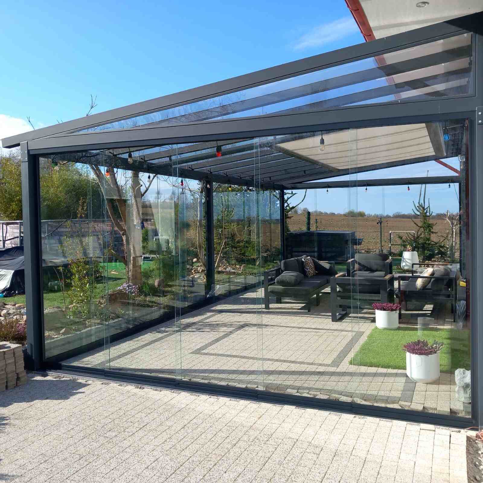 Całoroczna zabudowa tarasu z przeszkloną aluminiową konstrukcją