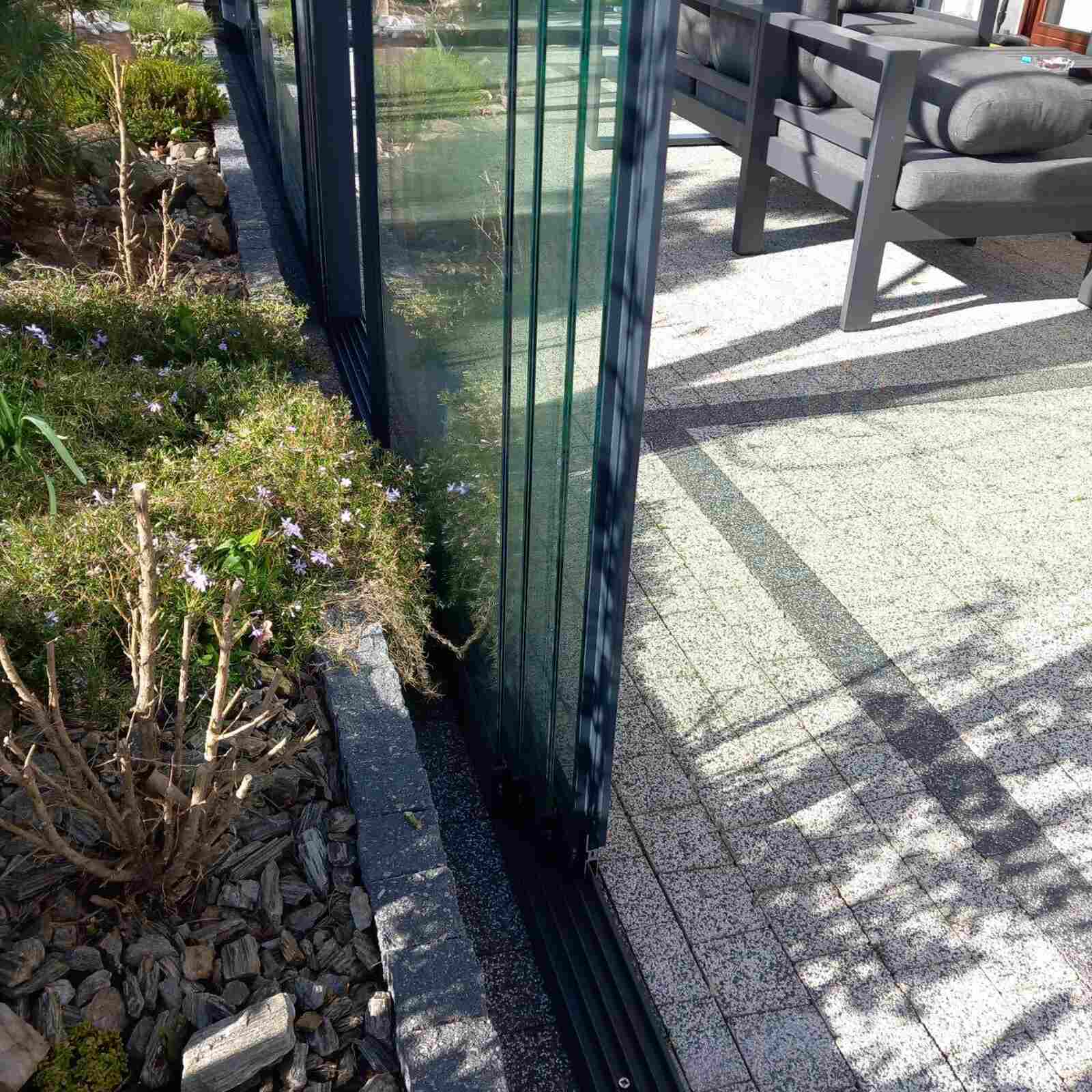 Szklana ściana przesuwna z aluminiową ramą – idealna do tarasu lub ogrodu zimowego