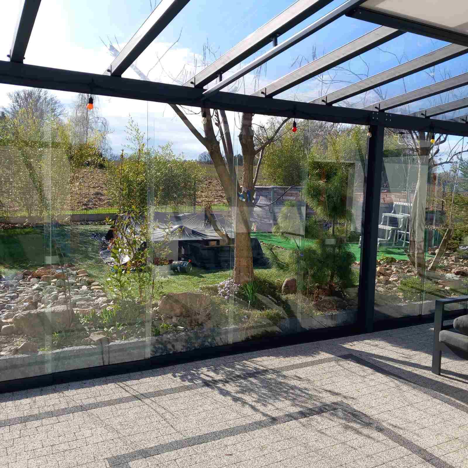 Szklana ściana przesuwna jako nowoczesne rozwiązanie do ogrodu lub tarasu