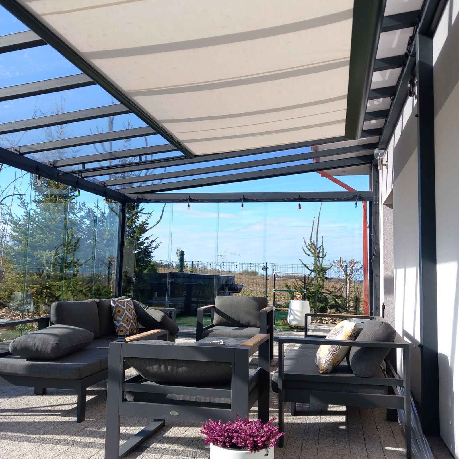 System Veranda zamontowany pod szklanym zadaszeniem tarasu