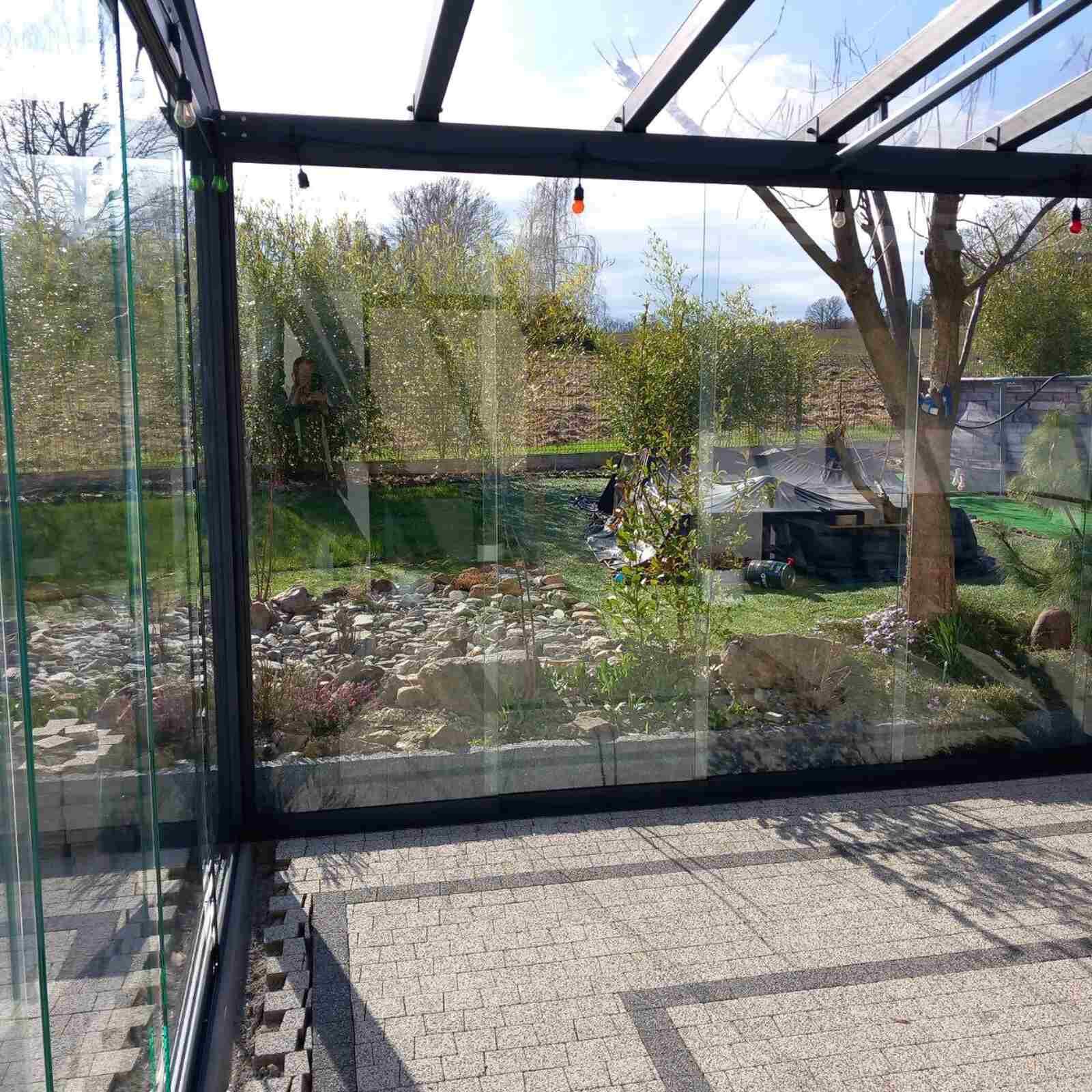 Szklana ściana przesuwna jako nowoczesne rozwiązanie do ogrodu lub tarasu