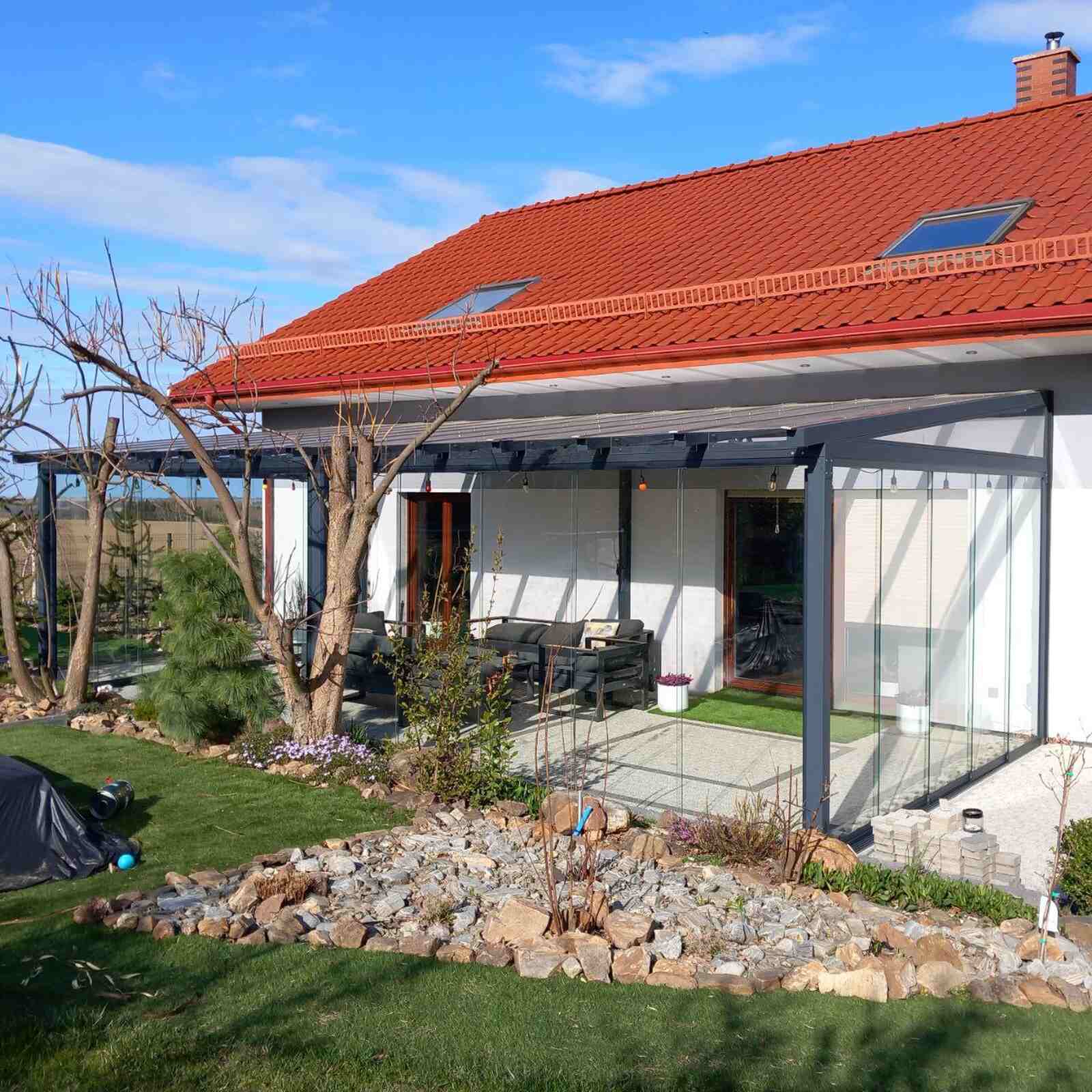 Nowoczesna zabudowa tarasu z aluminium i szkła