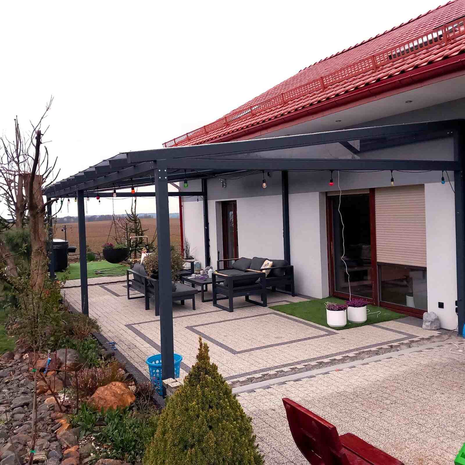 Zadaszenie tarasu szklane z nowoczesną aluminiową konstrukcją