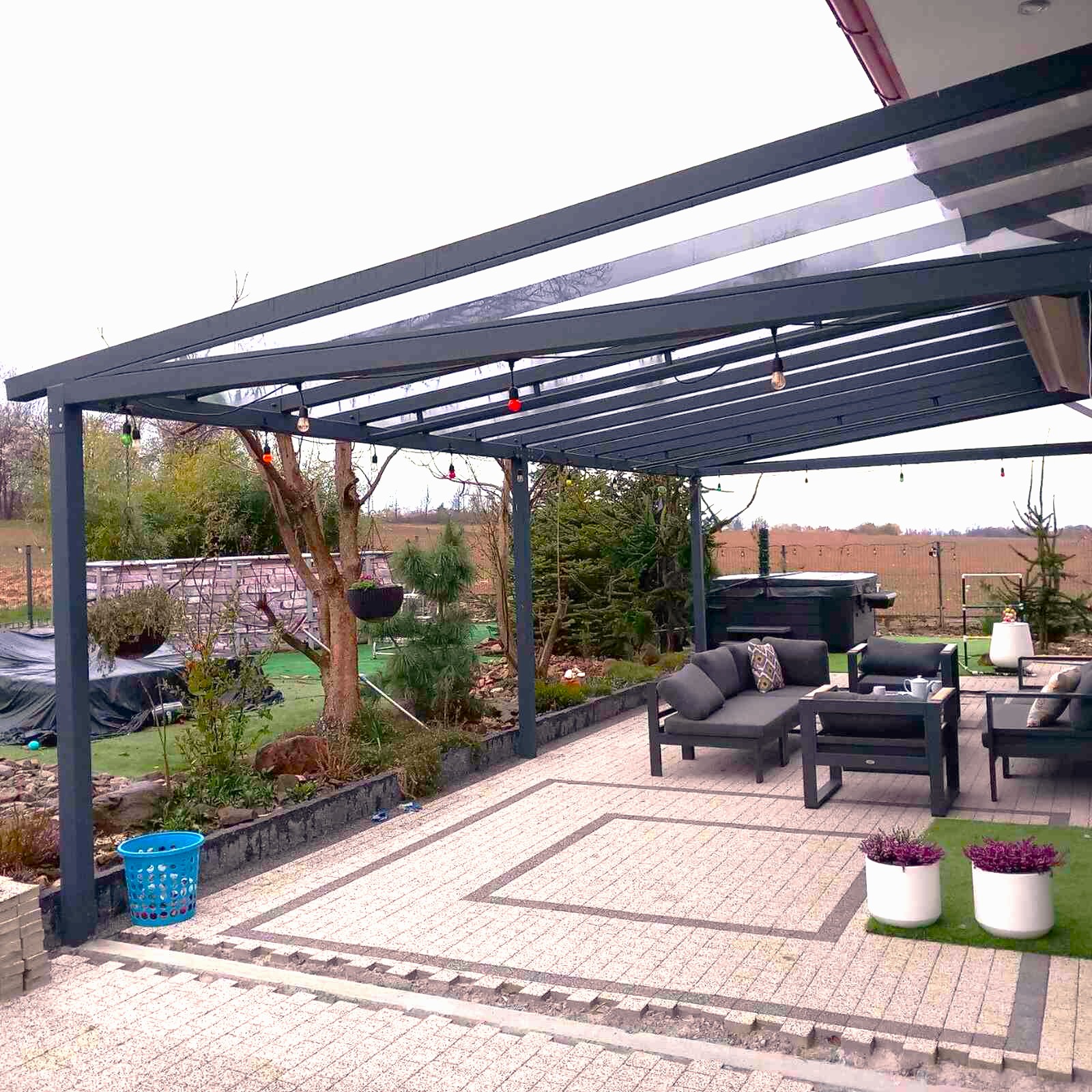 Szklane zadaszenie tarasu z lekką aluminiową konstrukcją