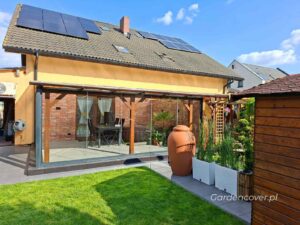 System przesuwnych paneli szklanych na tarasie przy domu jednorodzinnym