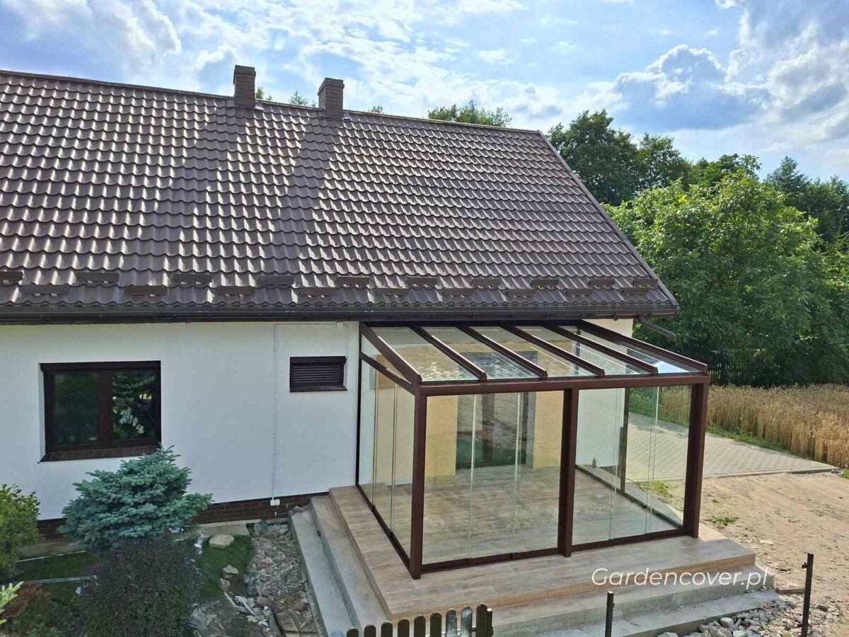 Lekka zabudowa tarasu z konstrukcją aluminiową