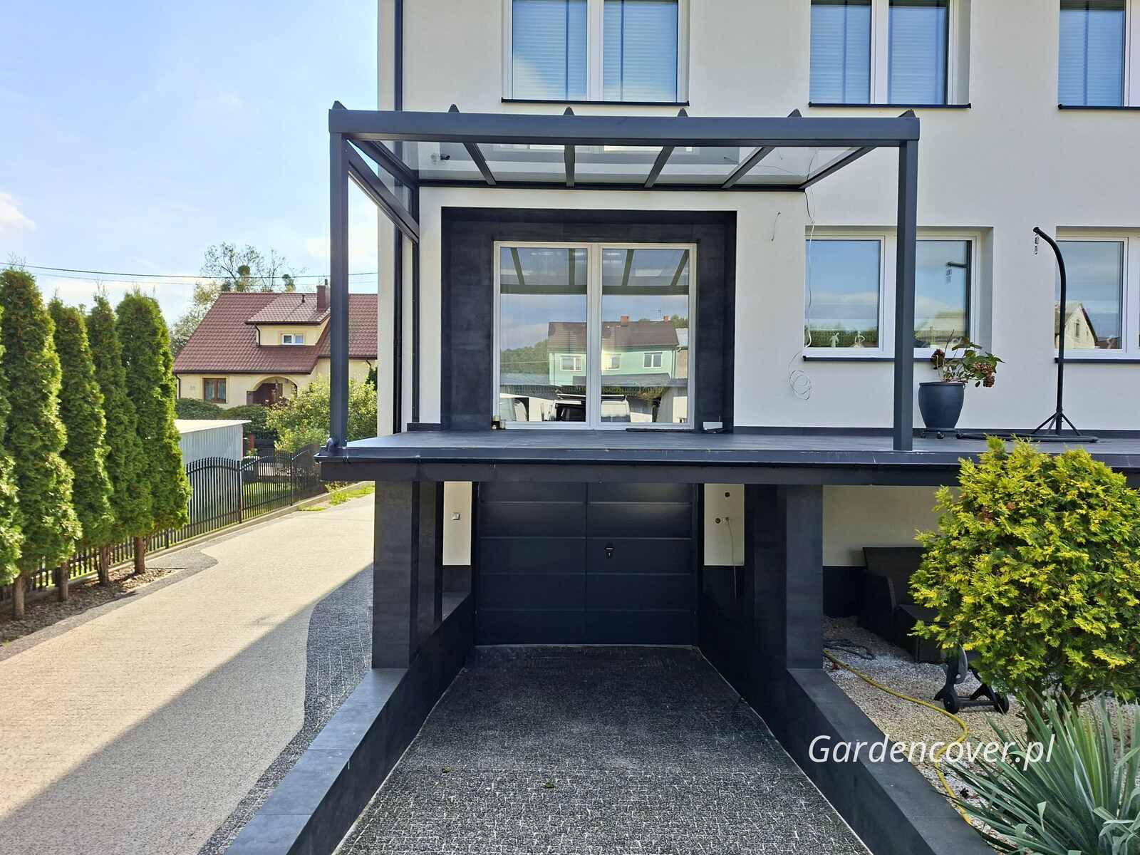 Wzmocnione słupy konstrukcyjne zadaszenie tarasu Poznań