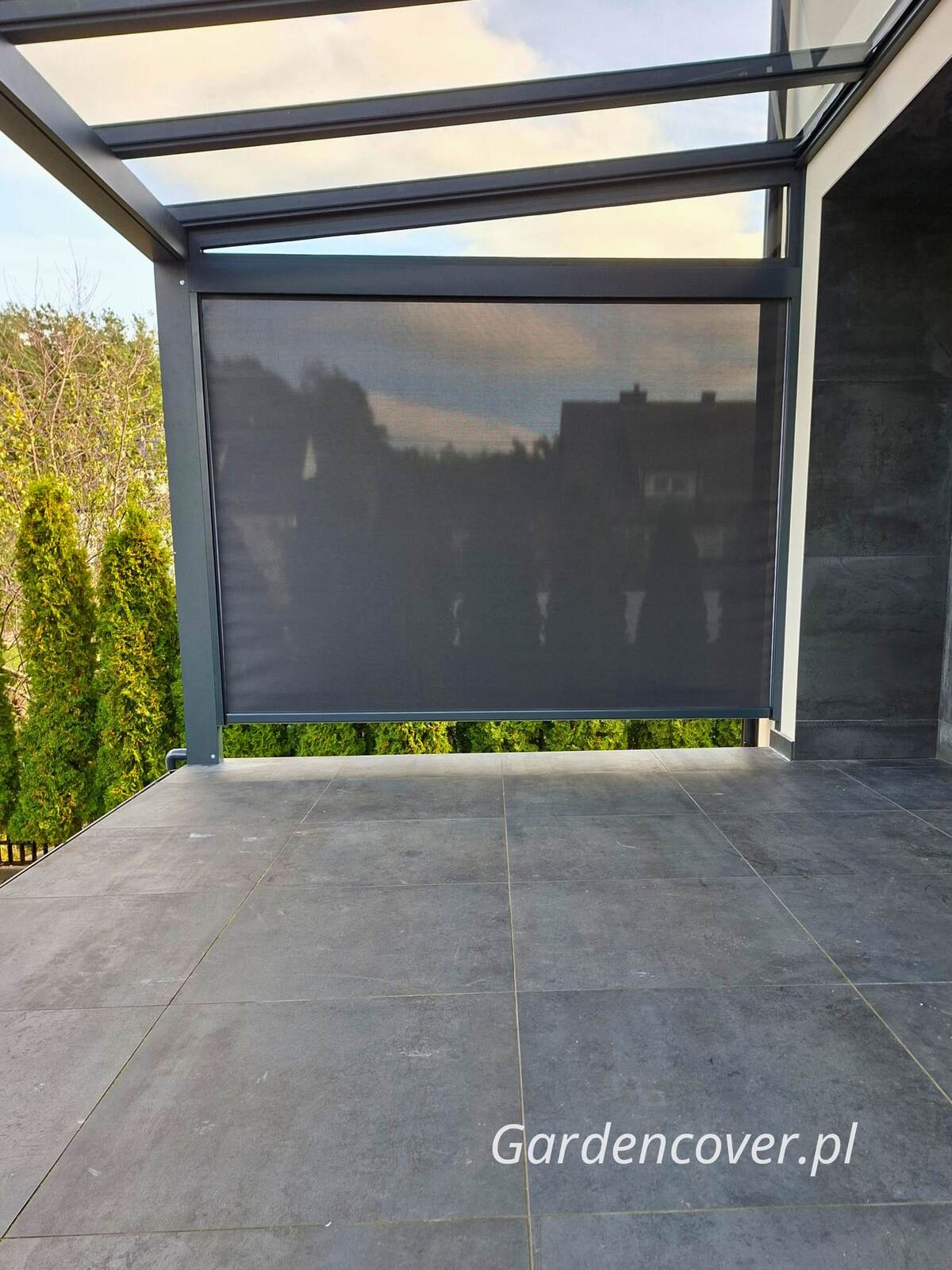 Boczne zacienienie refleksol ZIP przy zadaszeniu tarasu Poznań