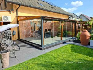 System przesuwnych paneli szklanych na tarasie przy domu jednorodzinnym
