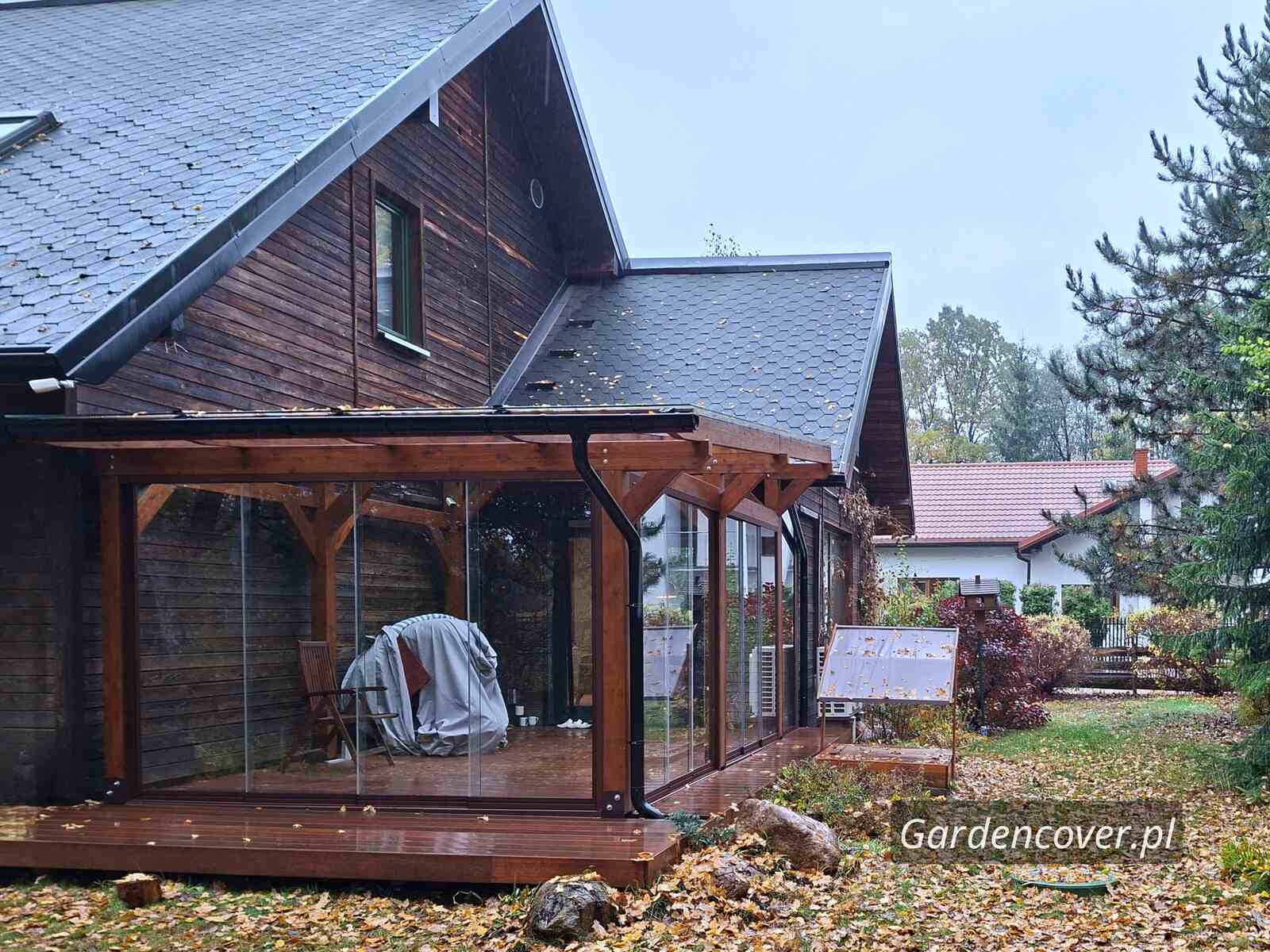 Taras z szybami przesuwnymi w Poznaniu – widok boczny konstrukcji