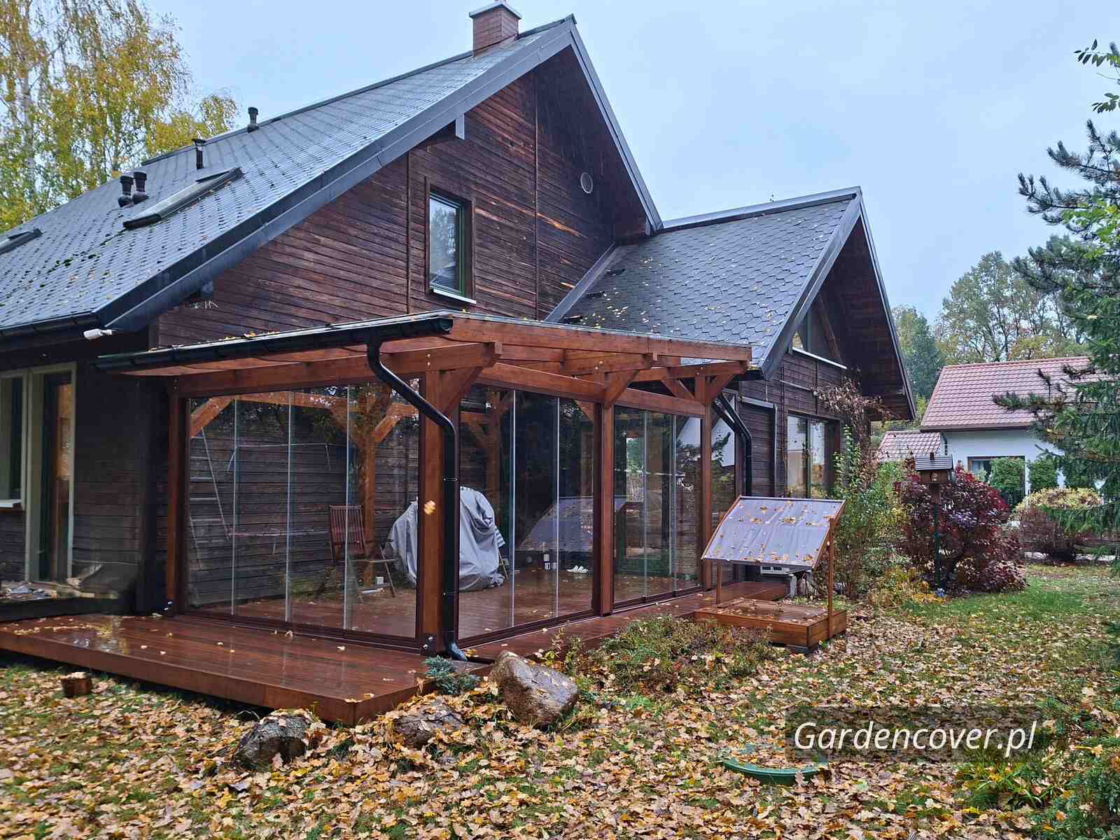 Szyby przesuwne na taras Poznań – bezramowy system zamontowany do drewnianej konstrukcji