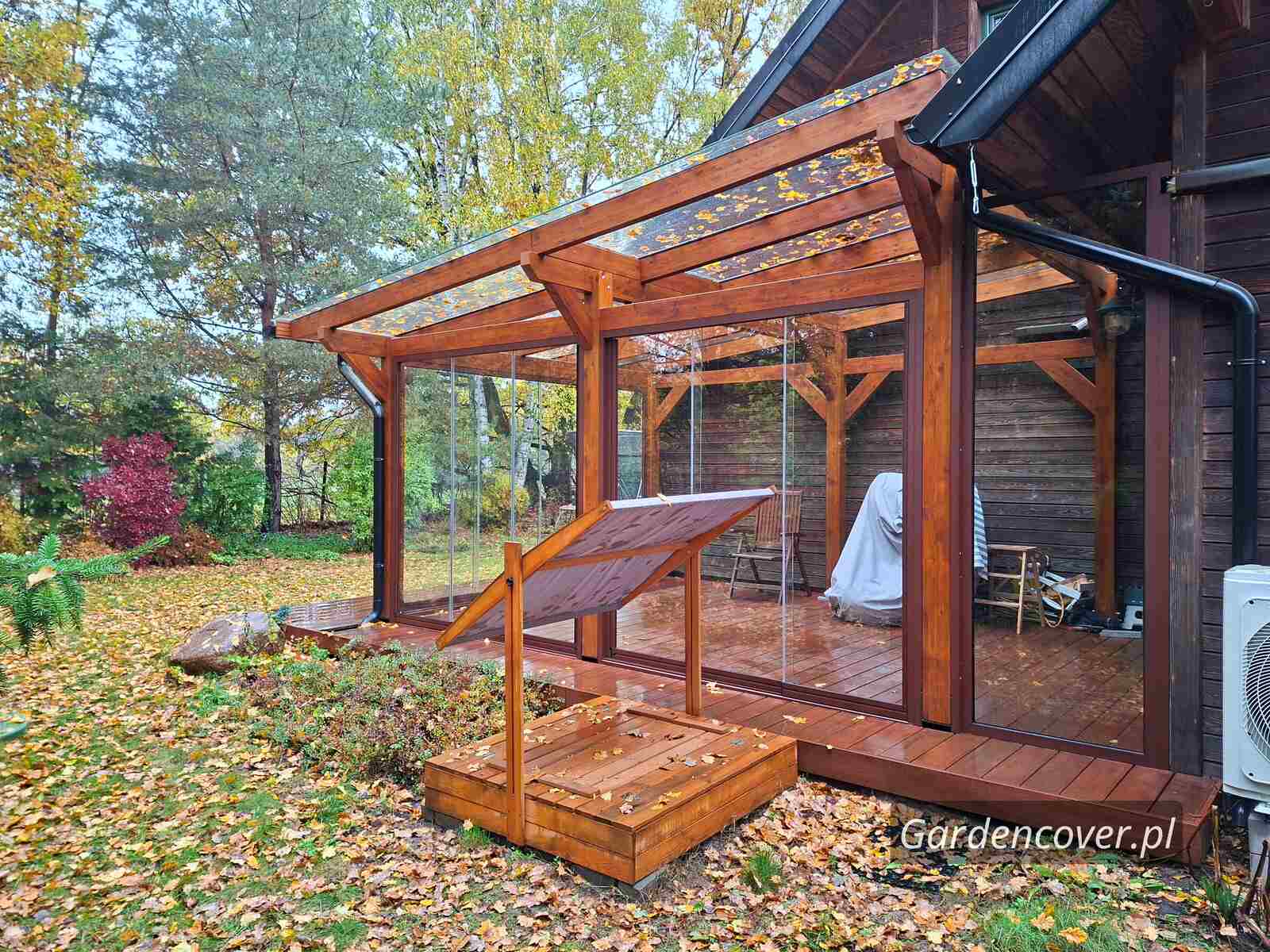 System przesuwny szkła VSG na tarasie w Poznaniu – detal prowadnic i szyb