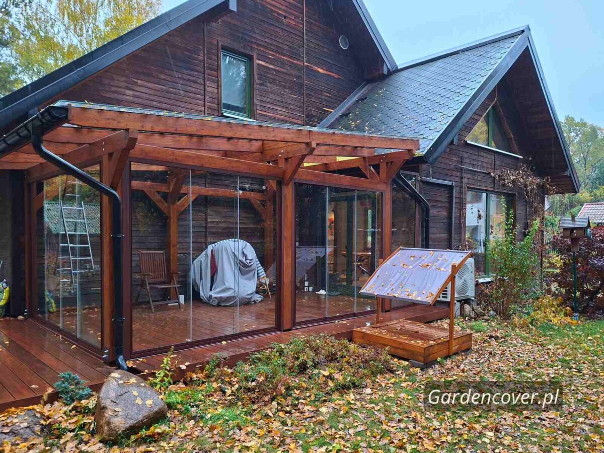 Bezramowe szyby przesuwne zamontowane do konstrukcji z drewna klejonego – Poznań