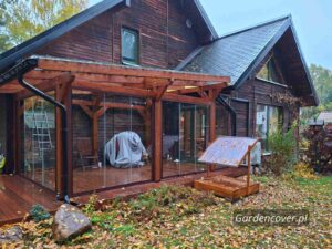 Bezramowe szyby przesuwne zamontowane do konstrukcji z drewna klejonego – Poznań