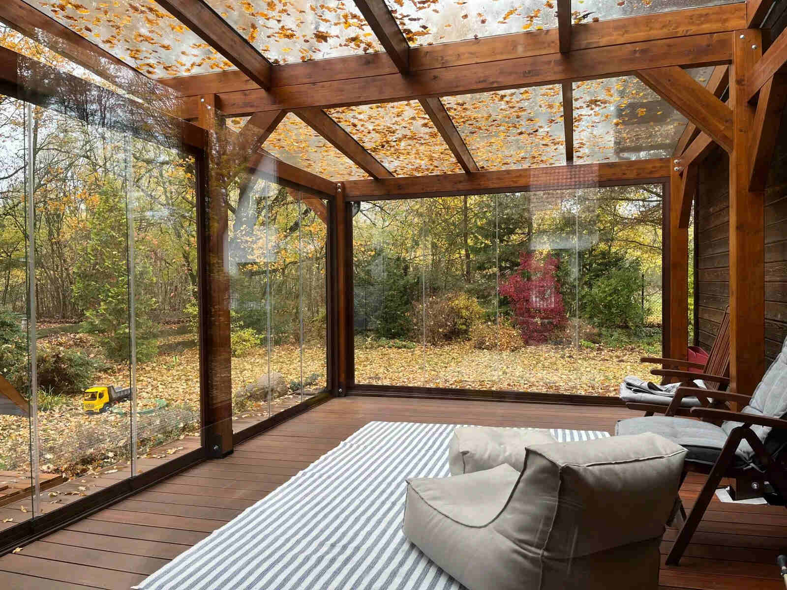 Szklane ściany przesuwne na taras w Poznaniu – widok od wewnątrz