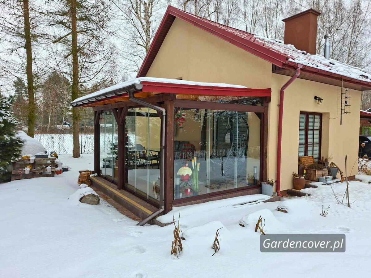 Szyby przesuwne na taras Wrocław – bezramowy system przy drewnianej konstrukcji