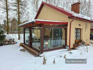 Szyby przesuwne na taras Wrocław – bezramowy system przy drewnianej konstrukcji