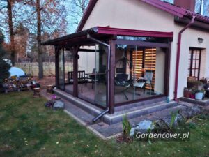 Trójkątne elementy szklane w systemie ramowym na tarasie we Wrocławiu