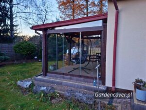 Trójkątne elementy szklane w systemie ramowym na tarasie we Wrocławiu