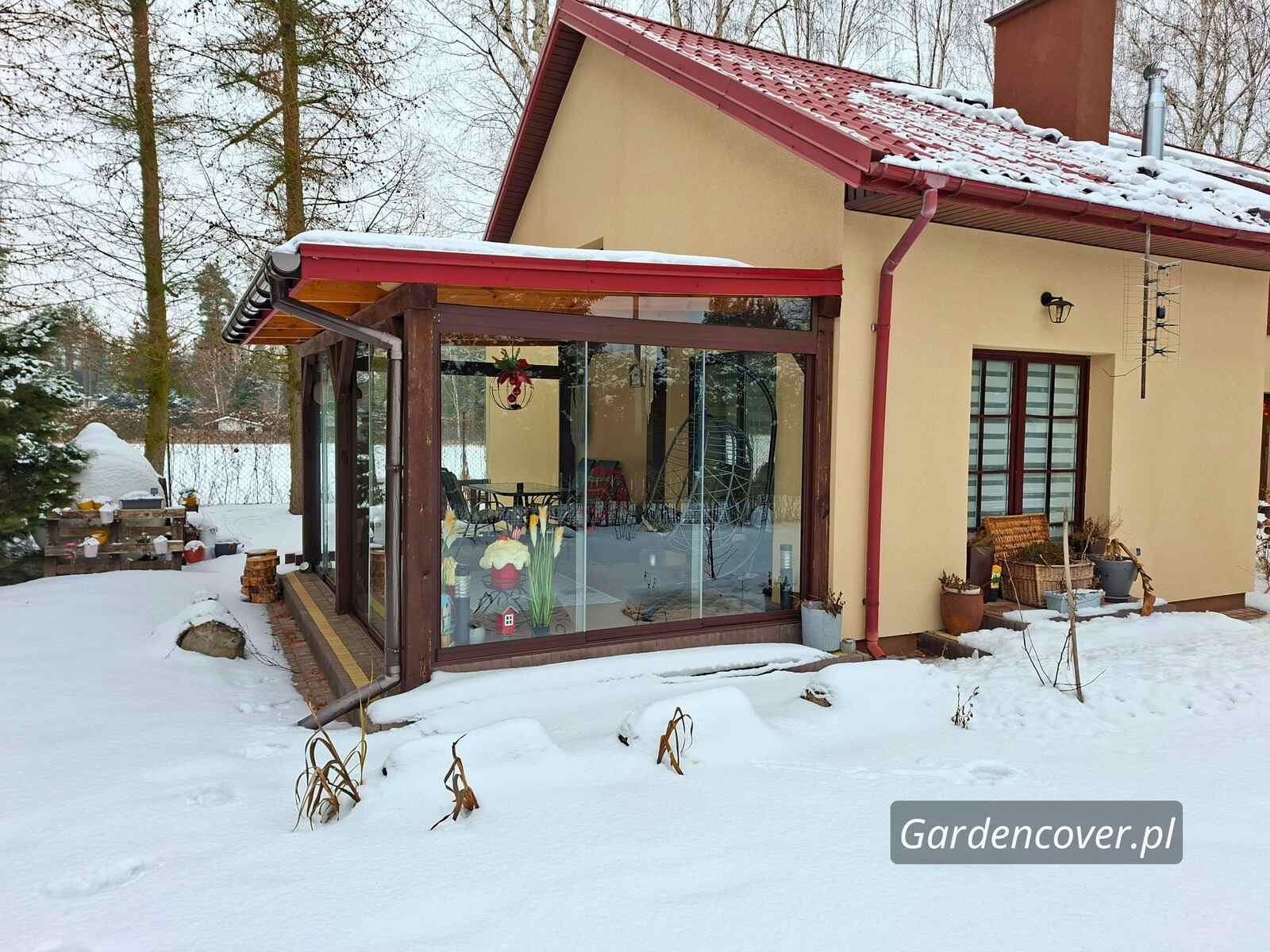 Szklane ściany przesuwne na taras we Wrocławiu – widok od strony ogrodu