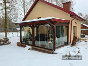 Bezramowe szyby przesuwne zamontowane do konstrukcji z drewna litego we Wrocławiu