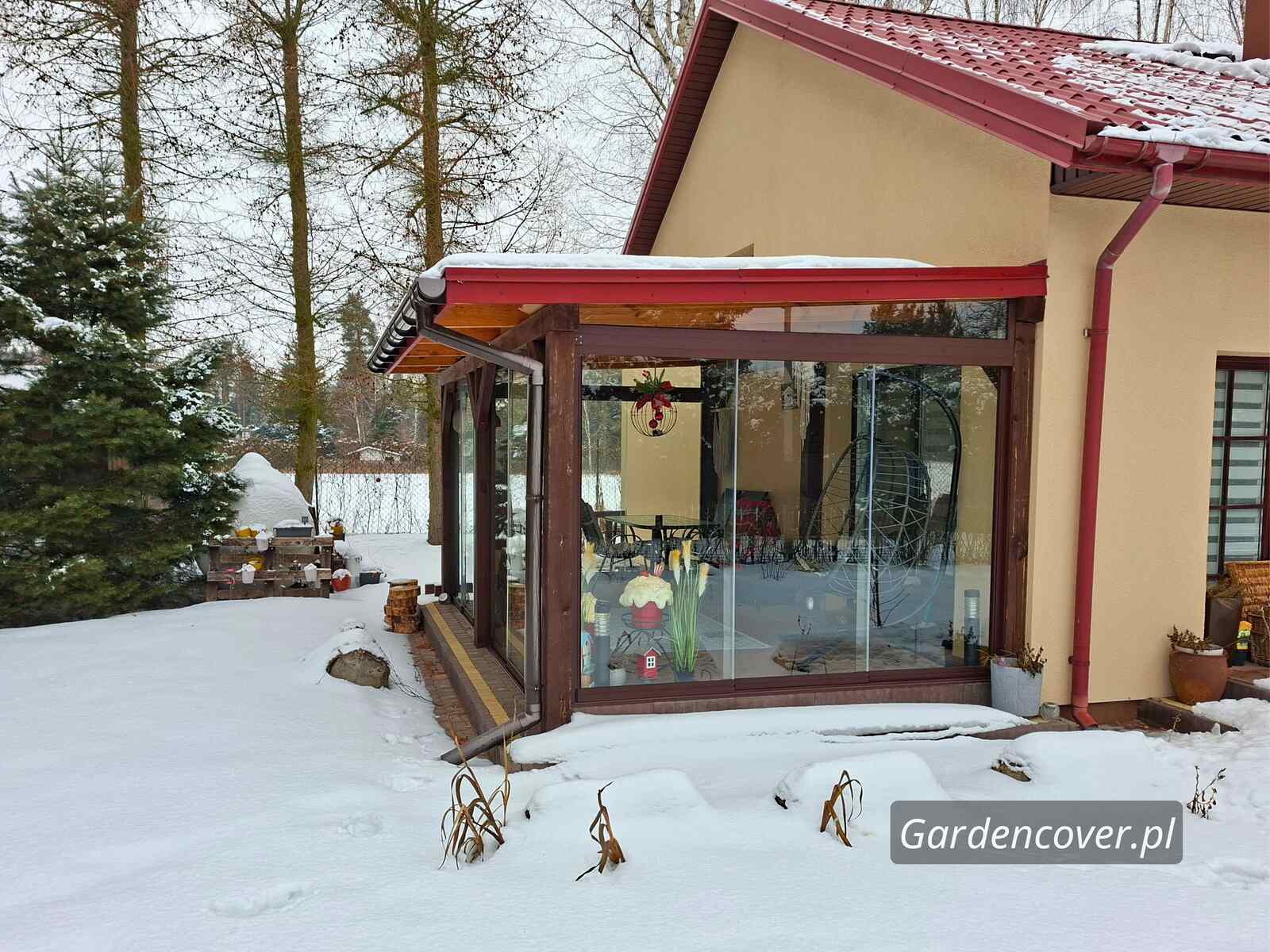 aras z szybami przesuwnymi we Wrocławiu – boczna ściana przesuwna