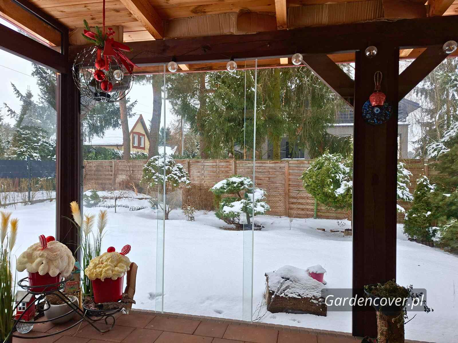 Szklane ściany przesuwne na taras we Wrocławiu – widok na ogród