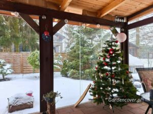 Układ skrzydeł przesuwnych w systemie bezramowym na tarasie we Wrocławiu