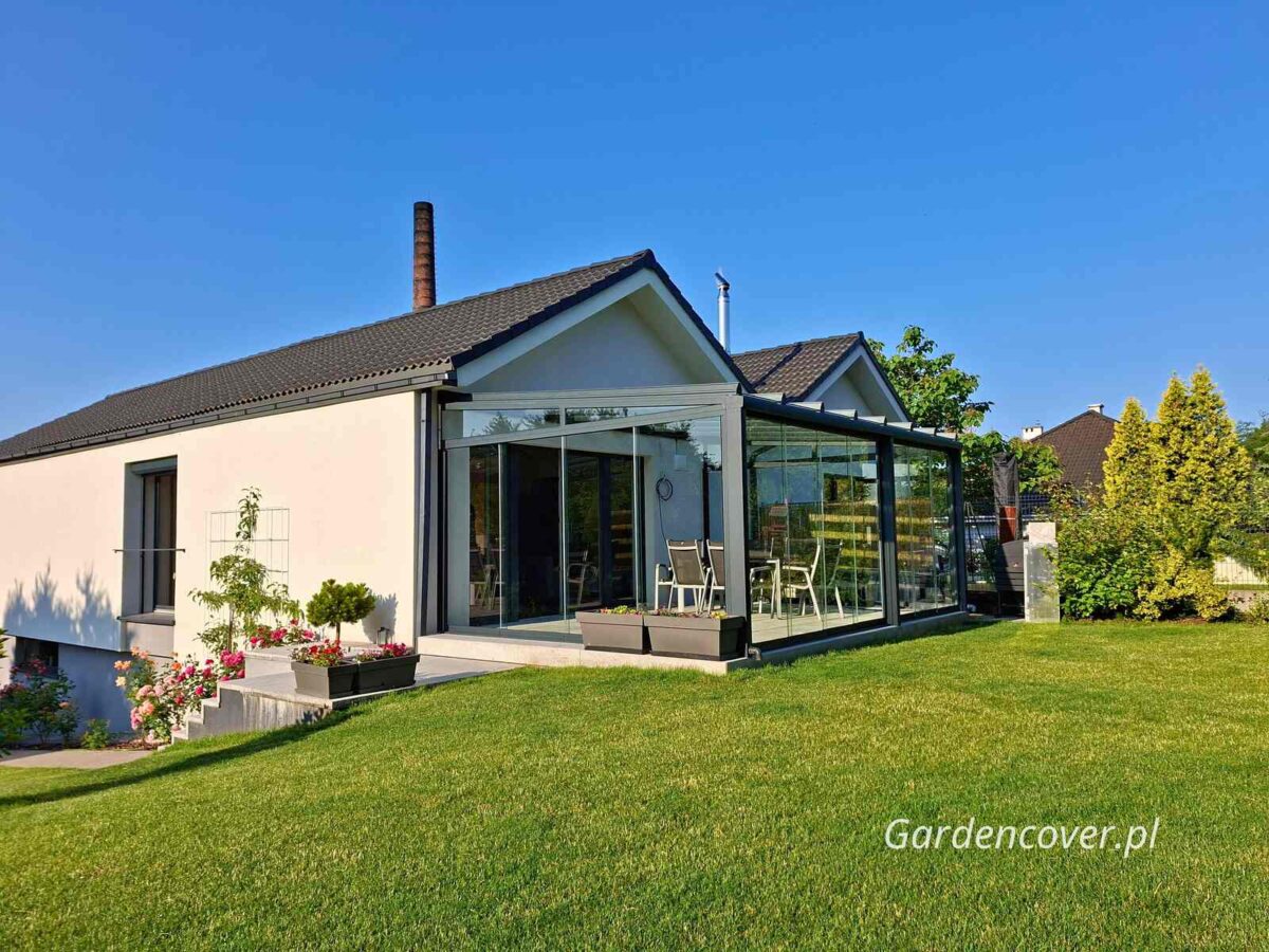 Przeszklony taras przy budynku bliźniaczym gotowy do użytkowania