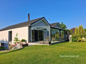 Zabudowa tarasu w Poznaniu przy budynku bliźniaczym w Poznaniu – widok z zewnątrz