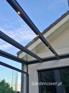 Oświetlenie LED w krokwi zadaszenia tarasu – widok od wewnątrz