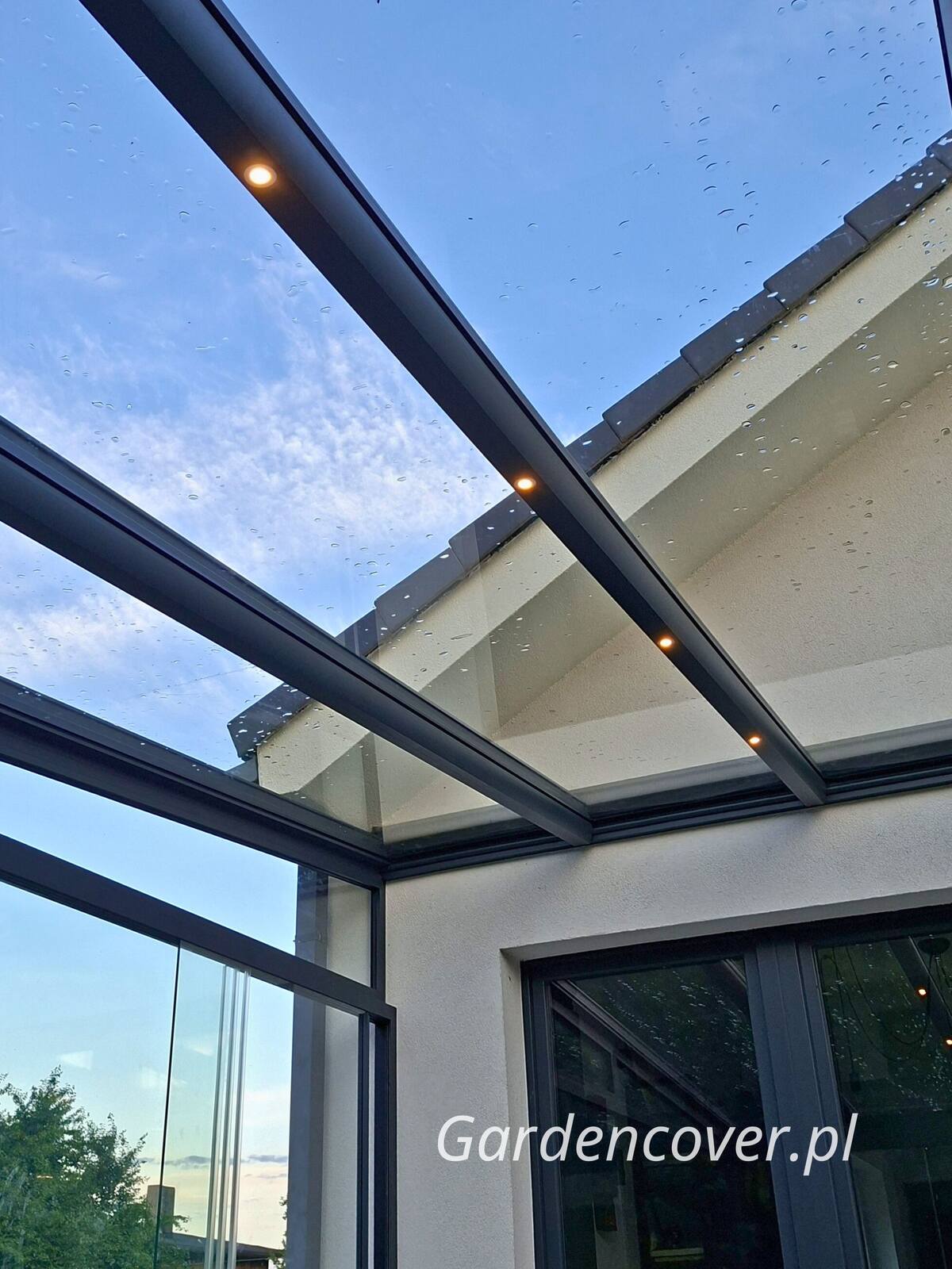 Oświetlenie LED w krokwi zadaszenia tarasu – widok od wewnątrz