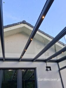 Wnętrze zadaszenia tarasu z oświetleniem zamontowanym w krokwi