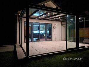 Zabudowany taras z nastrojowym oświetleniem LED w konstrukcji dachu