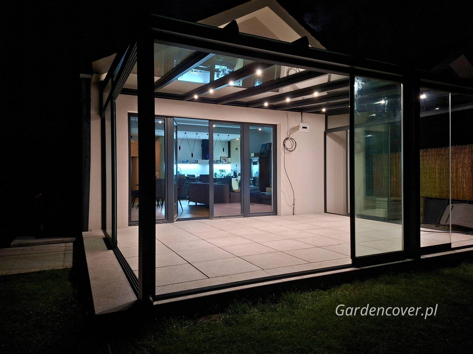 Zabudowany taras z nastrojowym oświetleniem LED w konstrukcji dachu