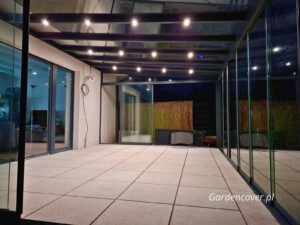 Zabudowa tarasu w Poznaniu nocą z włączonym oświetleniem LED