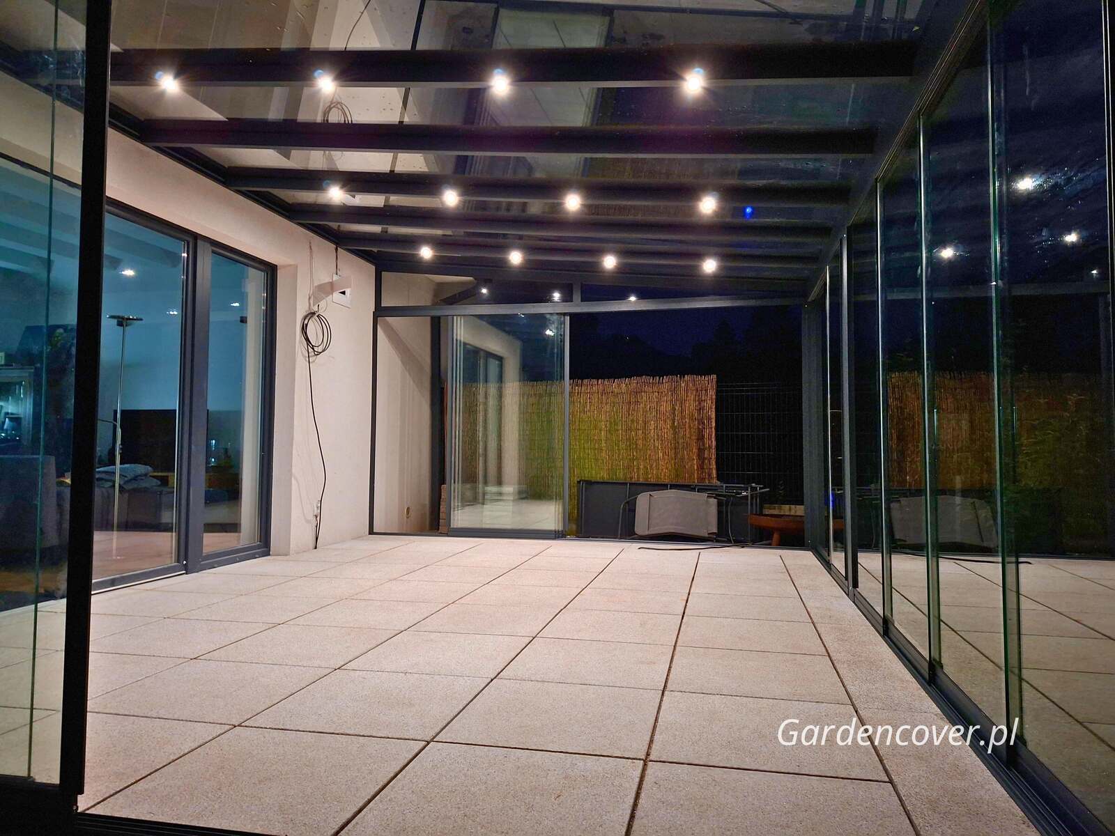 Zabudowa tarasu w Poznaniu nocą z włączonym oświetleniem LED