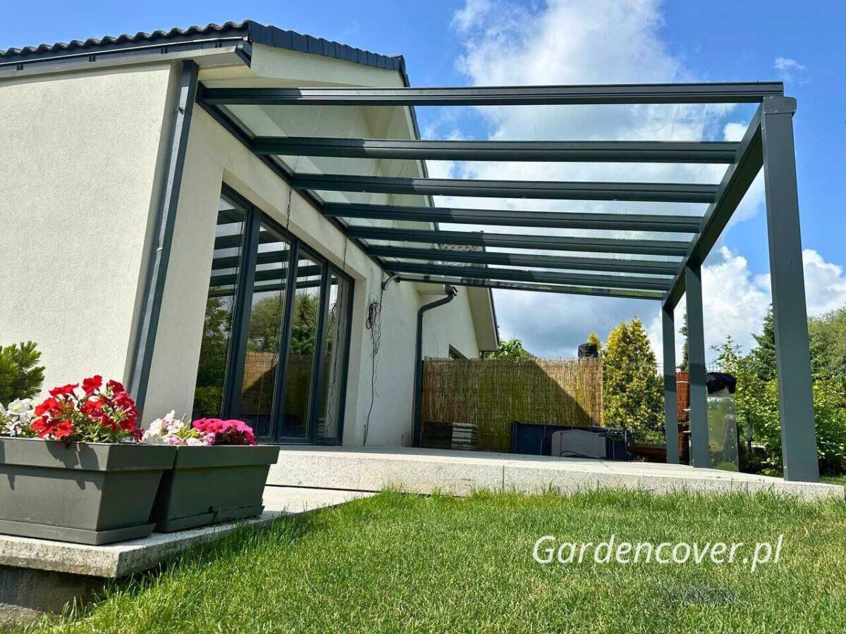 zabudowa-tarasu-poznan (17) Konstrukcja dachu tarasu w trakcie montażu aluminiowych profili