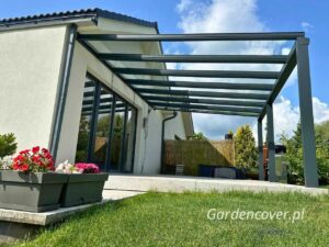 Konstrukcja dachu tarasu w trakcie montażu aluminiowych profili