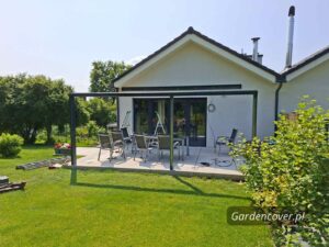 Konstrukcja dachu tarasu w trakcie budowy przed montażem wypełnienia