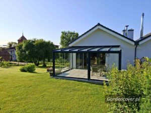 Nowoczesna konstrukcja zabudowy tarasu w Poznaniu dopasowana do domu bliźniaczego